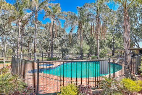 Two Rivers Motel - Sunshine Coast Tourism 4