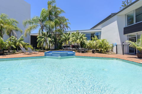 Palm Court Motor Inn - Sunshine Coast Tourism 6