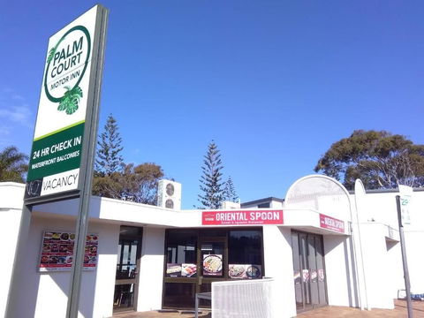 Palm Court Motor Inn - Sunshine Coast Tourism 4
