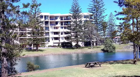 Palm Court Motor Inn - Sunshine Coast Tourism 3