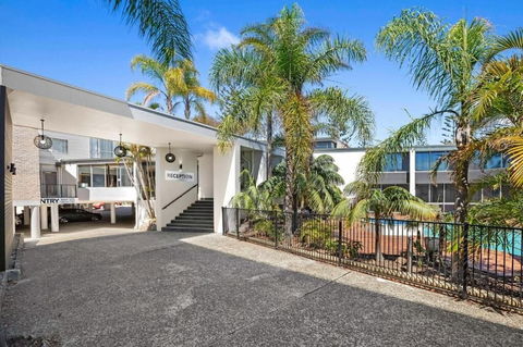 Palm Court Motor Inn - Sunshine Coast Tourism 0