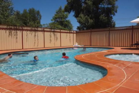 Peppinella Motel - Holiday Sunshine Coast 1