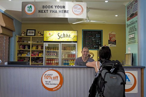 Coffs Harbour YHA Hostel / Backpackers - Sunshine Coast Tourism 6