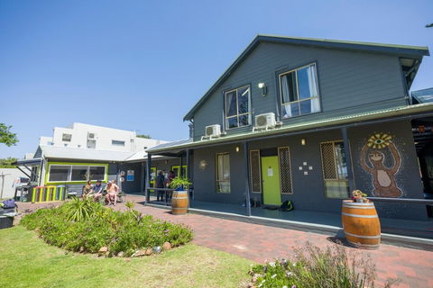 Dunsborough Beachouse YHA Hostel - Holiday Sunshine Coast 0