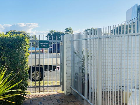 Tropicana Motel - Sunshine Coast Tourism 3