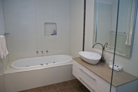 Yarra Glen Racecourse Apartments - Sunshine Coast Tourism 4