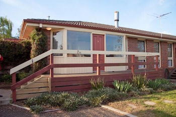 Yarra Glen Racecourse Apartments - Sunshine Coast Tourism 0