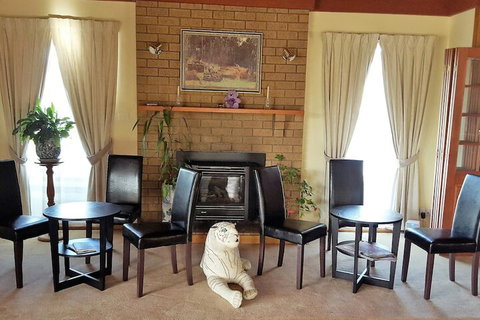 Hepburn Springs Motor Inn - Sunshine Coast Tourism 7