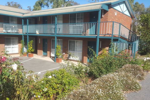 Hepburn Springs Motor Inn - Sunshine Coast Tourism 2