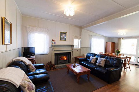 Country Gate Cottages - Sunshine Coast Tourism 3