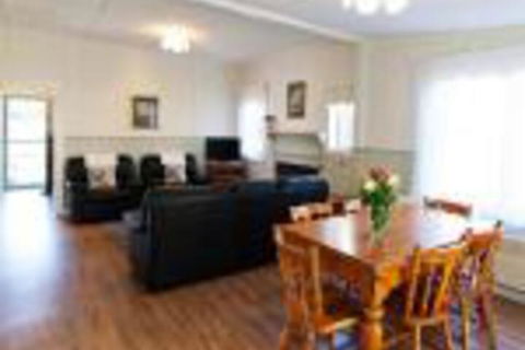 Country Gate Cottages - Sunshine Coast Tourism 0