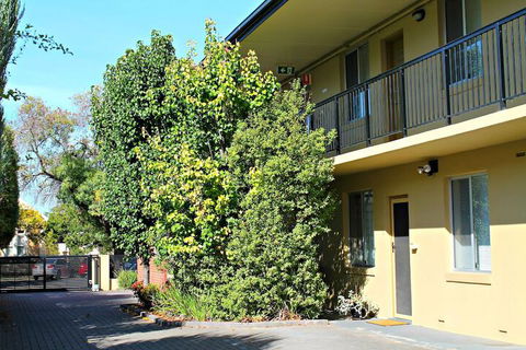 Adelaide DressCircle Apartments Childers Street - Holiday Sunshine Coast 4