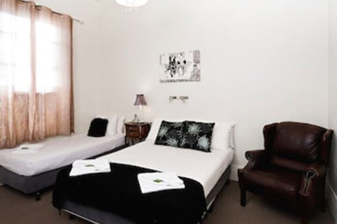 Ambassadors Hotel - Holiday Sunshine Coast 3