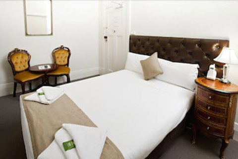 Ambassadors Hotel - Holiday Sunshine Coast 4