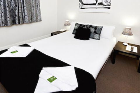 Ambassadors Hotel - Holiday Sunshine Coast 2