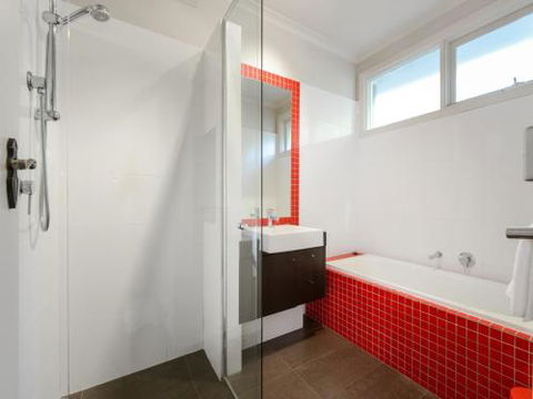 BOUTIQUE STAYS Sandyside Sandringham Villa Units - Sunshine Coast Tourism 4