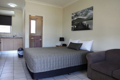 Tumut Apartments - Sunshine Coast Tourism 5