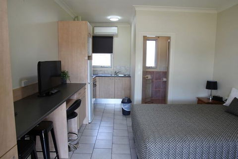Tumut Apartments - Sunshine Coast Tourism 3