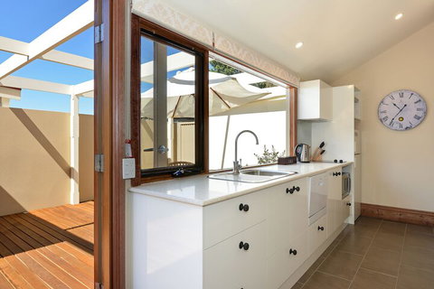 Trafalgar Premium Vintage Suites - Holiday Sunshine Coast 6