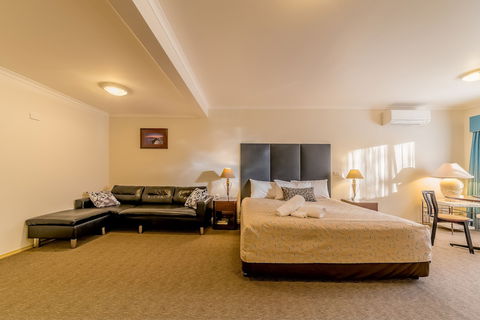 Seahorse Motel - Sunshine Coast Tourism 3