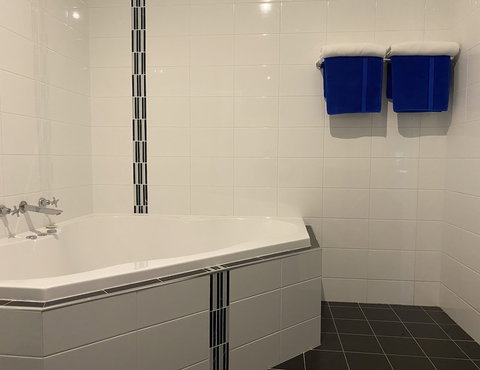 Bishop's Lodge Motor Inn - Sunshine Coast Tourism 3