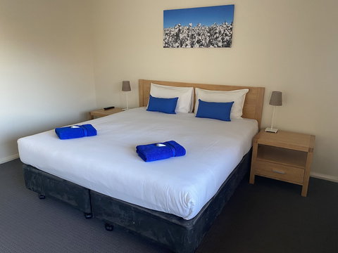 Bishop's Lodge Motor Inn - Sunshine Coast Tourism 5