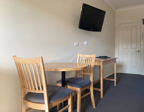 Bishop's Lodge Motor Inn - Sunshine Coast Tourism 4