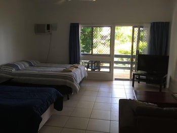 Cardwell Beachfront Motel - Holiday Sunshine Coast 4