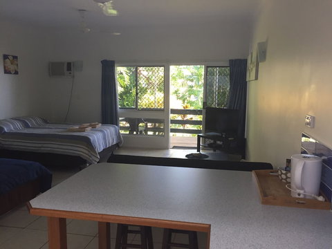 Cardwell Beachfront Motel - Holiday Sunshine Coast 3