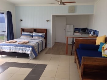 Cardwell Beachfront Motel - Holiday Sunshine Coast 2