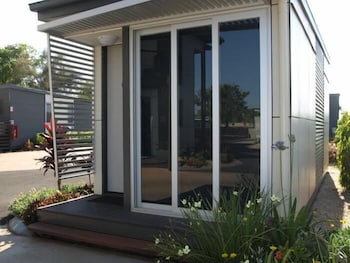 Smart Stayzzz Inns Clermont - Holiday Sunshine Coast 1