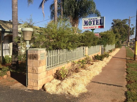 Oasis Motel Peak Hill - Holiday Sunshine Coast 4