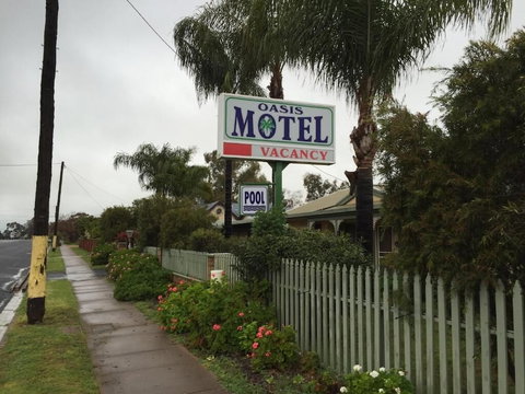 Oasis Motel Peak Hill - Holiday Sunshine Coast 1