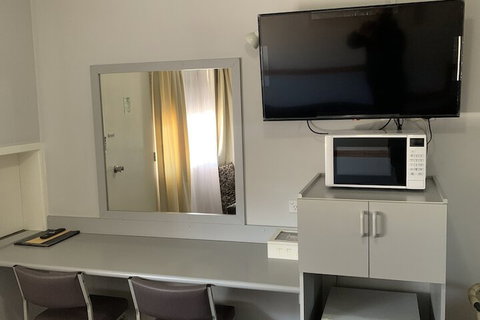 Orana Windmill Motel - Sunshine Coast Tourism 4