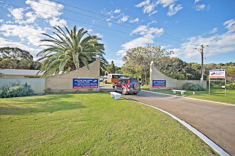 Acclaim Pine Grove Holiday Park - Holiday Sunshine Coast 0