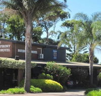 Lakes Waterfront Motel  Holiday Cottages - Holiday Sunshine Coast