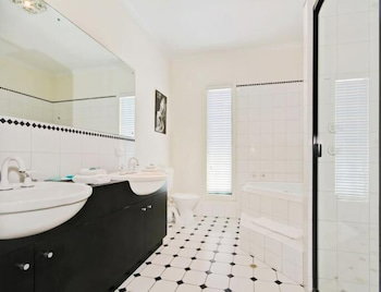 Wine And Roses B&B - Sunshine Coast Tourism 0