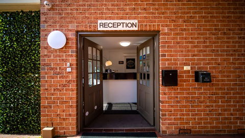 Hamiltonâ€™s Queanbeyan Motel - Holiday Sunshine Coast 3
