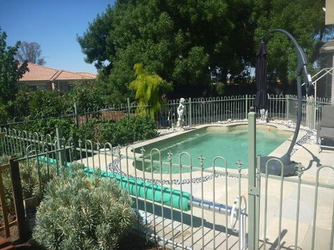 Must Love Dogs B&b - Holiday Sunshine Coast 2