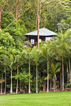 Secrets On The Lake - Holiday Sunshine Coast 1