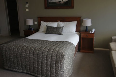 Saltbush Motor Inn - Holiday Sunshine Coast 6