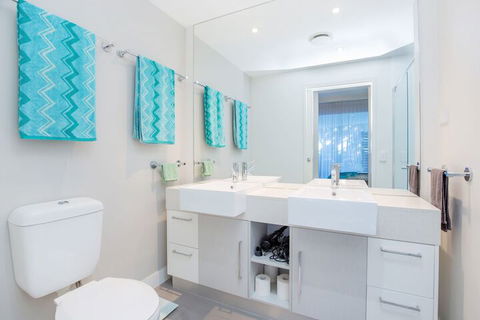 Silvershore Apartments On The Broadwater - Sunshine Coast Tourism 1