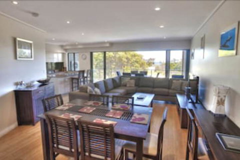 Loka Santi - Sunshine Coast Tourism 4