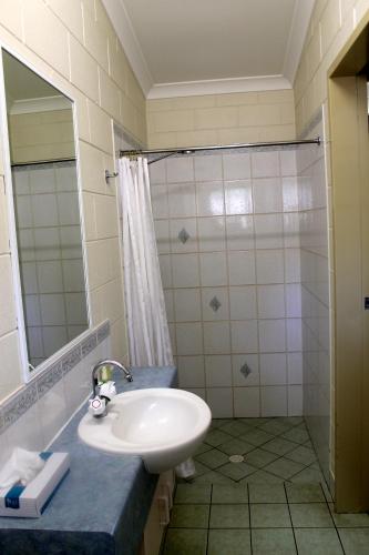 Overflow Motor Inn - Sunshine Coast Tourism 6