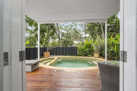 Port Douglas Cottage And Lodge - Sunshine Coast Tourism 6