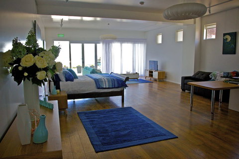 Penguin Beachfront Apartments - Sunshine Coast Tourism 4