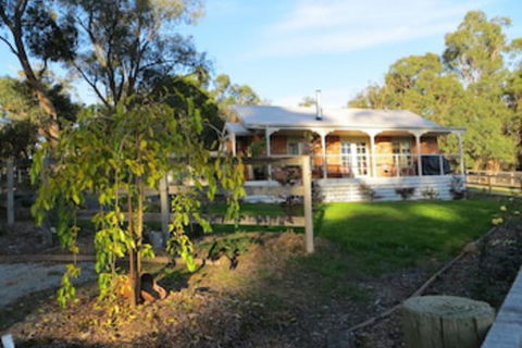 Honeyeater Cottage - Holiday Sunshine Coast 0