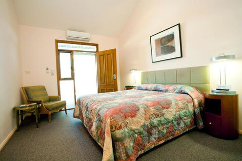 Gundaroo Colonial Inn - Holiday Sunshine Coast 3