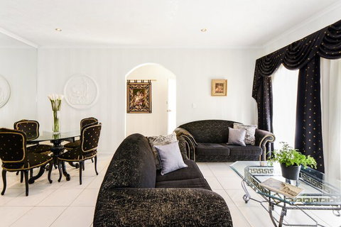 BOUTIQUE STAYS - Brighton Rose - Holiday Sunshine Coast 3