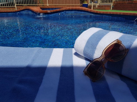 Golden Reef Motor Inn - Holiday Sunshine Coast 1